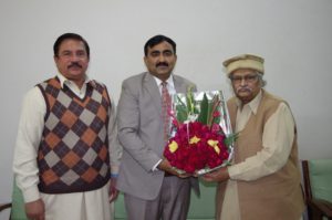 Ehsan presenting bouquet to Nasir Hameed 1