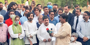 hamid mir addressing journalists protest rally