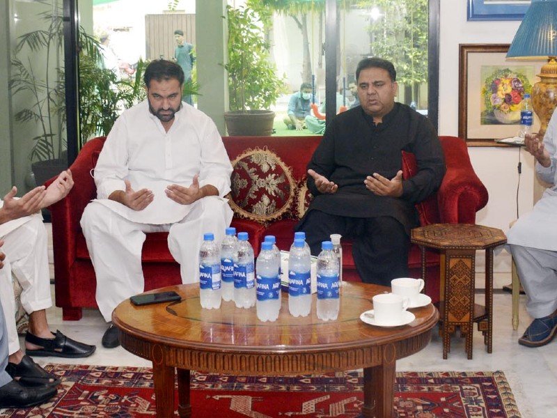 Fawad Chaudhry offering condolences on the demise of Arif Nizami