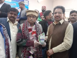 Ehsan Ahmed Sehar Giving Shield to former General Secretary Press Club Bahawalpur Riaz Baloch